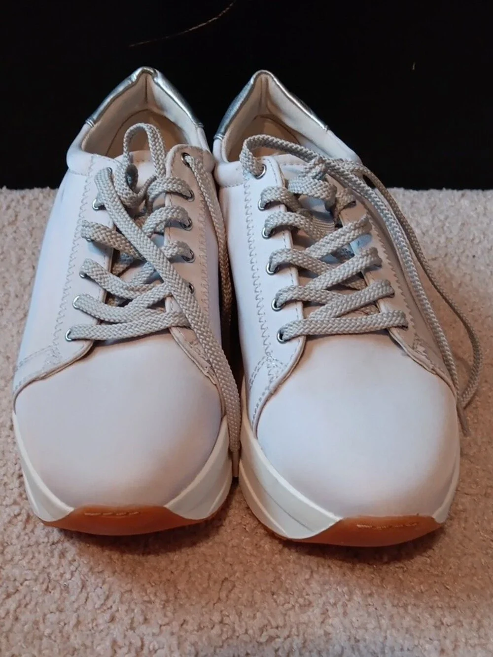 Vagabond sleek white
